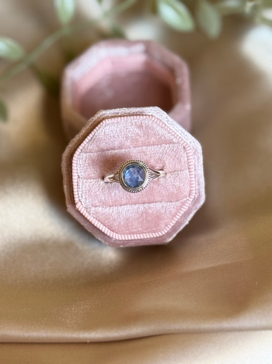 Tranquil Kyanite Sz 10