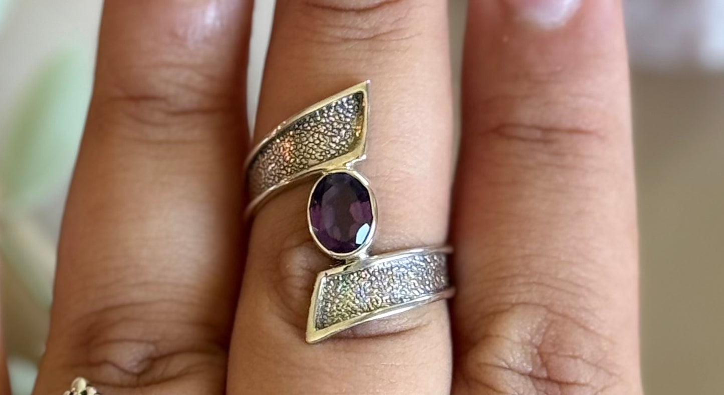 Amethyst ribbon twist ring sz 9